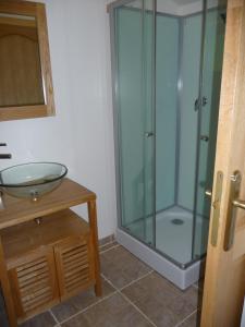 une salle de bain avec une douche en verre et un lavabo dans l'établissement La Maison du Sabotier, à Corancy