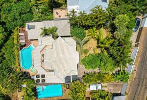 an overhead view of a house with a swimming pool at Villa spa Grand Anse in Petite Île