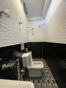 ウェリガマにあるBe Happyのトイレと洗面台のあるバスルーム +19枚の写真