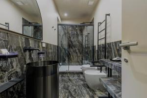 un bagno con due WC e una doccia di FOUR Suites Pantheon a Roma Altre 53 foto