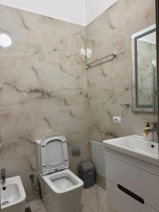 Ένα μπάνιο στο Cozy 1 Bedroom Apartment steps from the sea in th heart of the beach area +7 φωτογραφίες