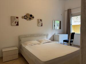 Ένα ή περισσότερα κρεβάτια σε δωμάτιο στο Cozy 1 Bedroom Apartment steps from the sea in th heart of the beach area