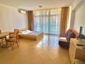 una sala de estar con un sofá y una mesa en Grand Kamelia apartments, en Sunny Beach 35 fotos más