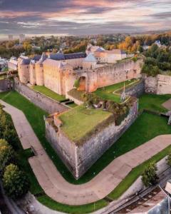 een luchtzicht op de ruïnes van een kasteel bij La Hestia à 2 pas du Château in Sedan