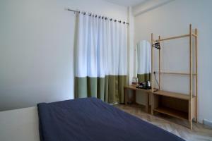 1 dormitorio con cama y ventana con espejo en White Poppy Lake Side Hostel, en Udaipur 21 fotos más