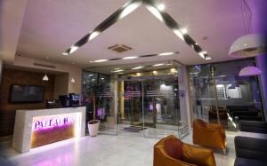 een winkel met stoelen en een bord met de tekst aliya bij Hotel Palladium in Odessa +40 foto's