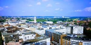 een luchtfoto van een stad met gebouwen bij Let's RelaxX 60QM Free parking in Mülheim an der Ruhr