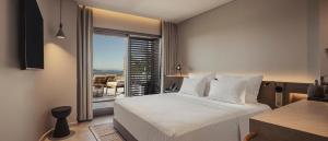 een slaapkamer met een wit bed en een balkon bij Dayone Kilyos Hotel in Kilyos +51 foto's