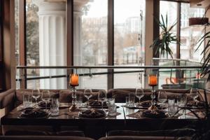 een tafel in een restaurant met glazen erop bij Hotel Palladium in Odessa