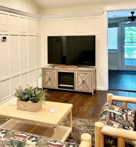 TV a/nebo společenská místnost v ubytování Family Lake House Waterfront
