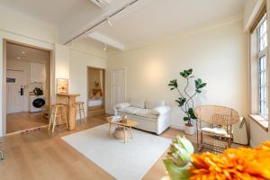 Shanghai Zighouse--The Bund Premium Apartment Suites في شانغهاي: غرفة معيشة مع أريكة وطاولة