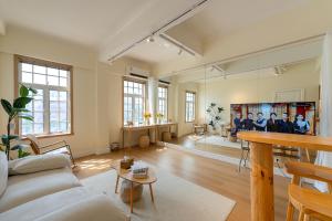 Shanghai Zighouse--The Bund Premium Apartment Suites في شانغهاي: غرفة معيشة مع أريكة وطاولة