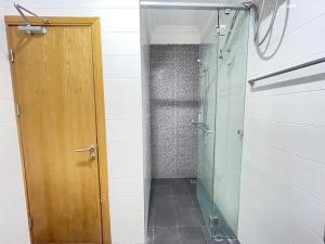 Un baño con ducha y puerta de madera. en Modern 1bedroom in Bodija, en Ibadán
