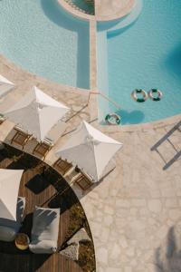 une vue aérienne d'une piscine avec des chaises et des parasols dans l'établissement President Hotel, au Cap