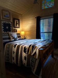 Postel nebo postele na pokoji v ubytování The Drake Cabin in The Forest