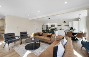 Kuchyň nebo kuchyňský kout v ubytování Spacious House in Prime Location