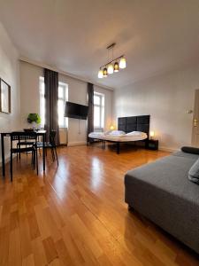 une chambre avec deux lits, une table et une salle à manger dans l'établissement Bright 2BR Apartment in Central Vienna, à Vienne
