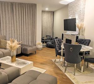 パランガにあるBlueSeaPearl apartamentai Palanga, Šventojiのソファとテーブルのあるリビングルーム +55枚の写真