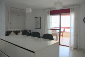 cocina blanca con mesa y sillas en Apartamentos Amatista Unitursa, en Calpe 47 fotos más