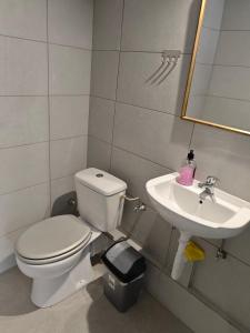 Koupelna v ubytování Plaka Rooms + 14 fotografií