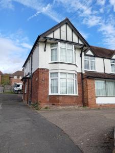 ハイ・ウィカムにあるCavendish Hotelの白赤レンガ造りの家