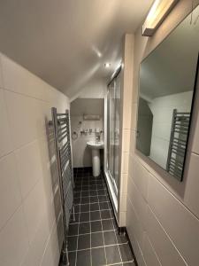 ハイ・ウィカムにあるCavendish Hotelの洗面台と鏡のある小さなバスルーム