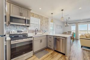 Køkken eller tekøkken på Gulf Island Condo 431