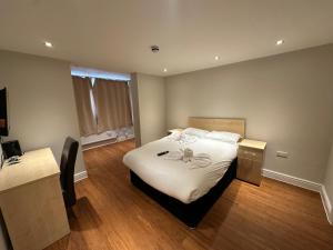 ハイ・ウィカムにあるCavendish Hotelのベッドルーム1室(花のついたベッド1台付) +16枚の写真