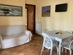 格罗塞托港Tenuta dei Principi的客厅里有一张沙发和一张桌子。