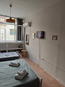 Postel nebo postele na pokoji v ubytování Plaka Rooms