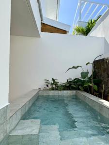 una piscina en medio de una casa en La Kaz Banian, en Saint-Pierre
