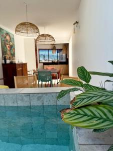 Casa con piscina y comedor en La Kaz Banian, en Saint-Pierre