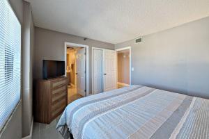 Postel nebo postele na pokoji v ubytování Sunglow Resort Condo Unit 701 + 41 fotografií