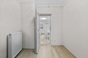 corridoio con specchio in una stanza bianca di Casa Albă a Roman Altre 27 foto