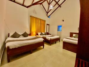 Ένα ή περισσότερα κρεβάτια σε δωμάτιο στο JETCO Lake Front Villa - Nuwara Eliya