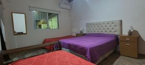 Ένα ή περισσότερα κρεβάτια σε δωμάτιο στο Casa familiar en Roldán ideal descanso