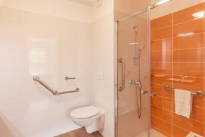 een badkamer met toilet en glazen douche bij Résidence Angers in Angers