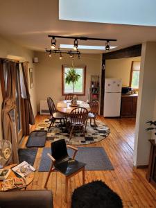 Posezení v ubytování Romantic Mountain Cabin with Stunning Views in Ulster County, New York