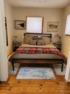 Postel nebo postele na pokoji v ubytování Romantic Mountain Cabin with Stunning Views in Ulster County, New York