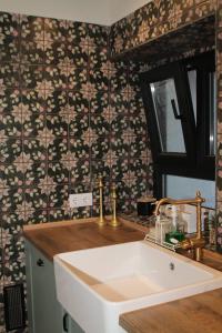 a bathroom with a sink and a mirror at Piedra y Luz in Buendía