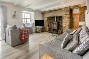 Televiisor ja/või meelelahutuskeskus majutusasutuses Samphire Cottage