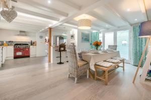 Köök või kööginurk majutusasutuses Samphire Cottage