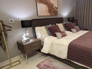 Una cama o camas en una habitación de Prime Location High Floor Furnished Hotel Studio 10 fotos más