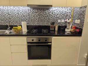 Una cocina o cocineta en Prime Location High Floor Furnished Hotel Studio