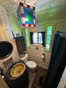 Ένα μπάνιο στο The Drake Cabin in The Forest +9 φωτογραφίες