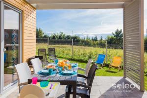 Κήπος έξω από το SOLEO Family Resort - domki 3 min od Morza - 3 Baseny, 3 Jacuzzi, Sauna, ANIMACJE, Małpi Gaj, 3 Sale Zabaw, 4 Place Zabaw, 2 Restauracje