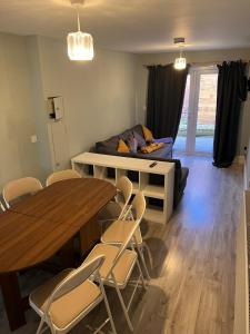 ein Wohnzimmer mit Tisch und Stühlen und einer Couch in der Unterkunft Leamington Spa Town House, cosy central house in Leamington Spa