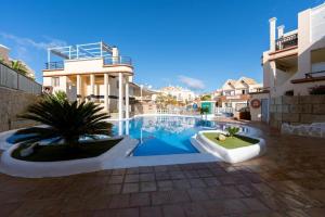une piscine au milieu d'un immeuble dans l'établissement Terrace & Pool Hideaway Apartment, à Adeje
