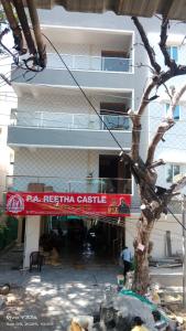 un edificio con una señal roja delante de un edificio en P A Castle, en Salem