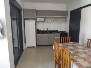 Η κουζίνα ή μικρή κουζίνα στο Paraiso das ondas primeira quadra do mar +29 φωτογραφίες